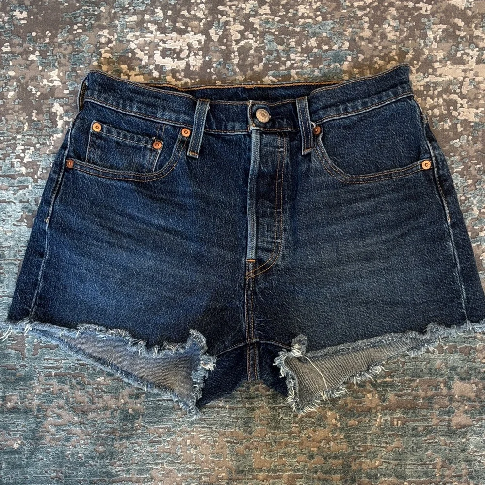 Levi's 501 Dark Indigo Frayed Hem Denim Shorts Size 28 - Picture 2 of 9
